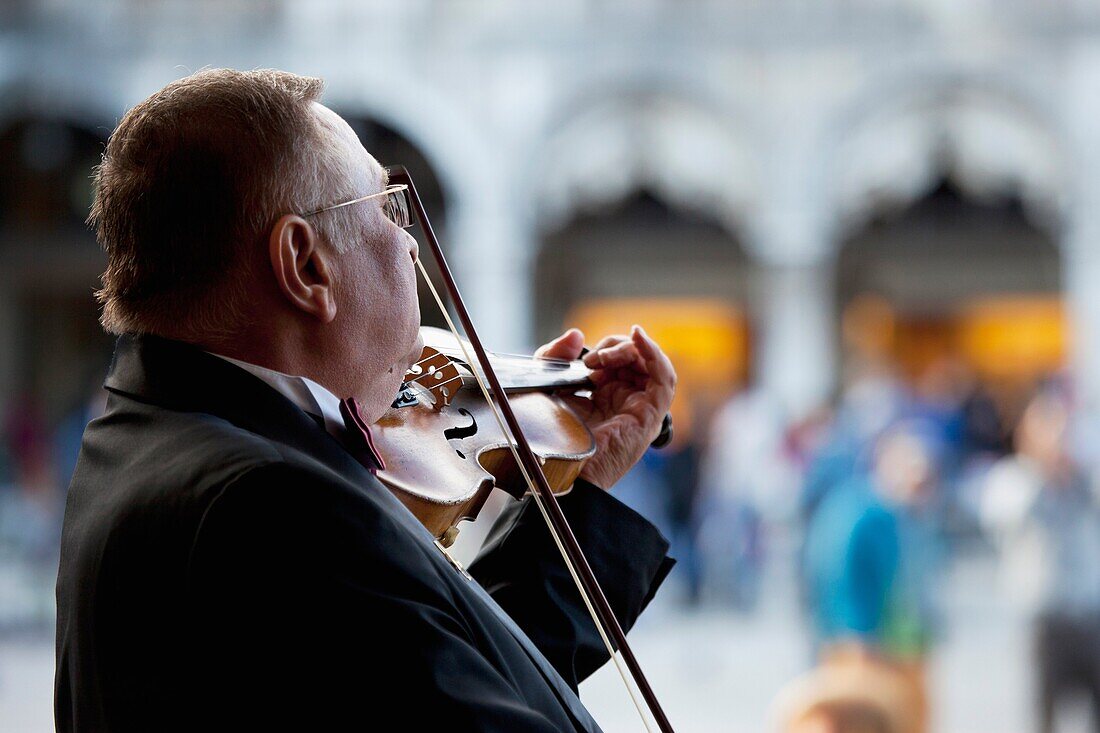 Musikanten auf dem Markusplatz in Venedig, Italien