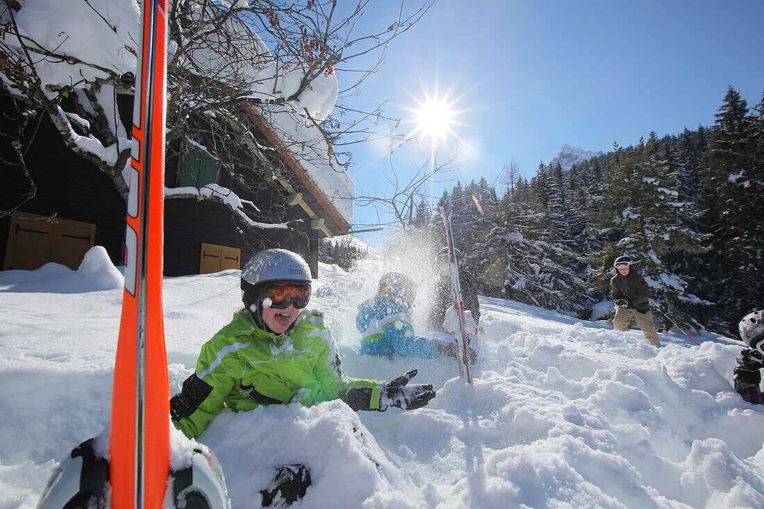 Kinder bei einer Schneeballschlacht, Vergalden, Gargellen, Montafon, Vorarlberg, Österreich