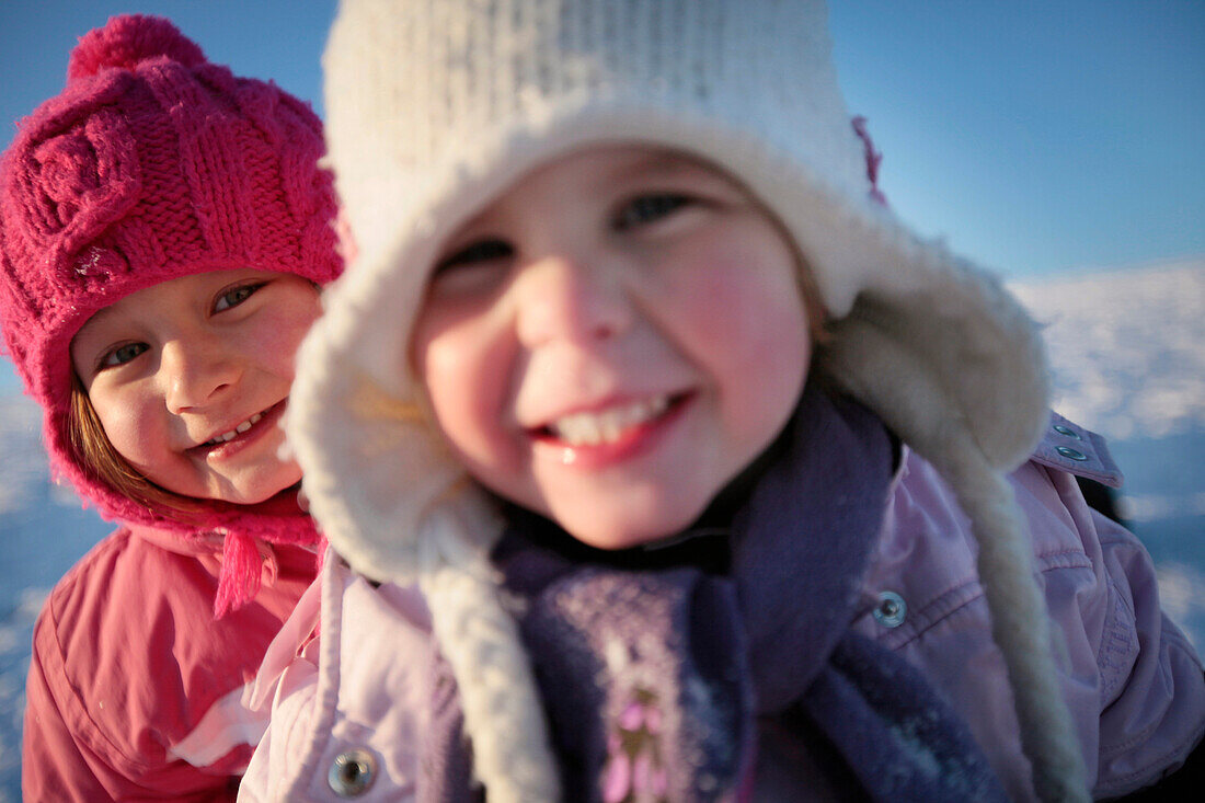 Zwei Mädchen lächeln in die Kamera, Kammerloh, Münsing, Bayern, Deutschland