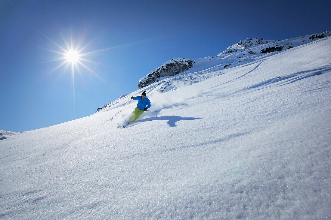 Skifahrer bei der Abfahrt, Montafon, Silvretta, Sankt Gallenkirch, Vorarlberg, Österreich