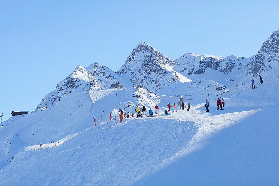 Skifahrer auf der Piste, Bella Nova Bergstation, Montafon, Silvretta, Sankt Gallenkirch, Vorarlberg, Österreich