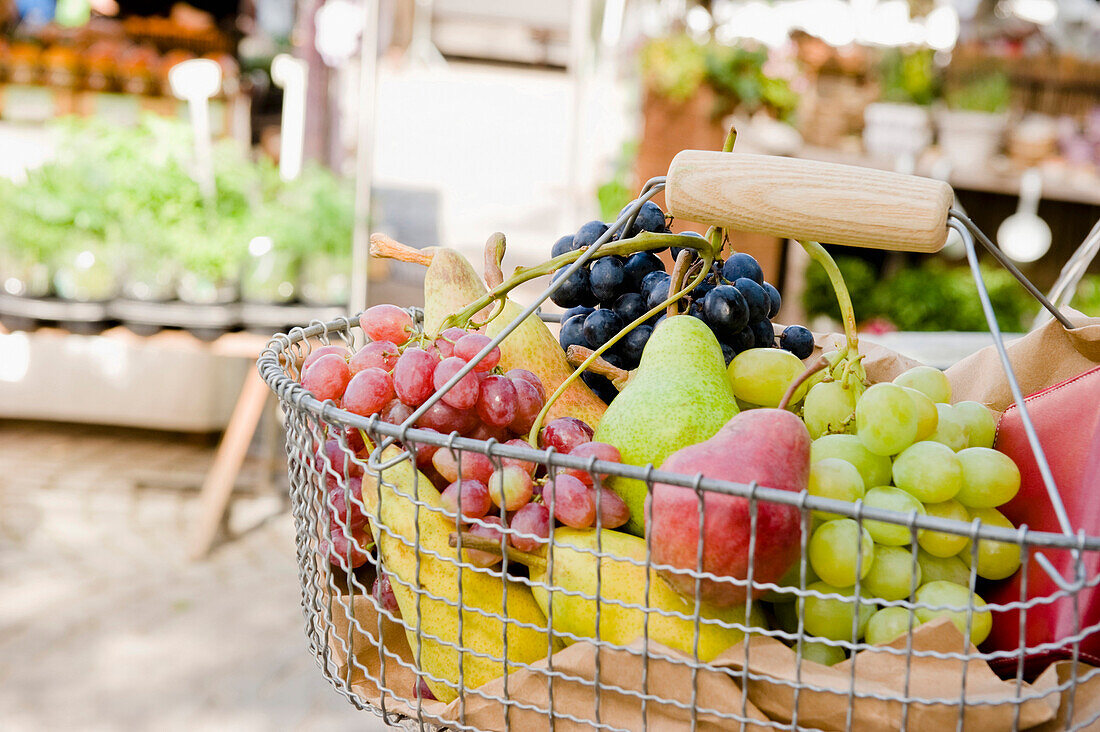 Einkaufskorb mit Obst, Einkaufen auf dem Markt, Viktualienmarkt, München, Bayern, Deutschland