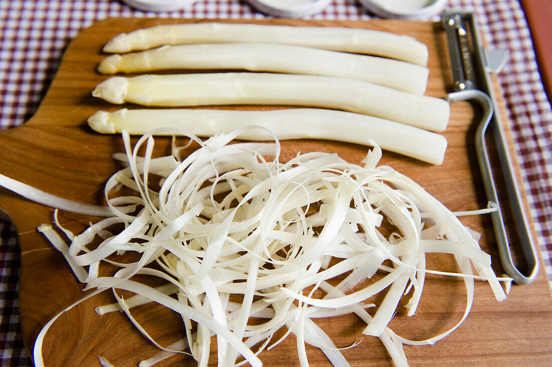 Geschälten Spargel auf einem Schneidebrett, Gemüsegarten, Gemüse