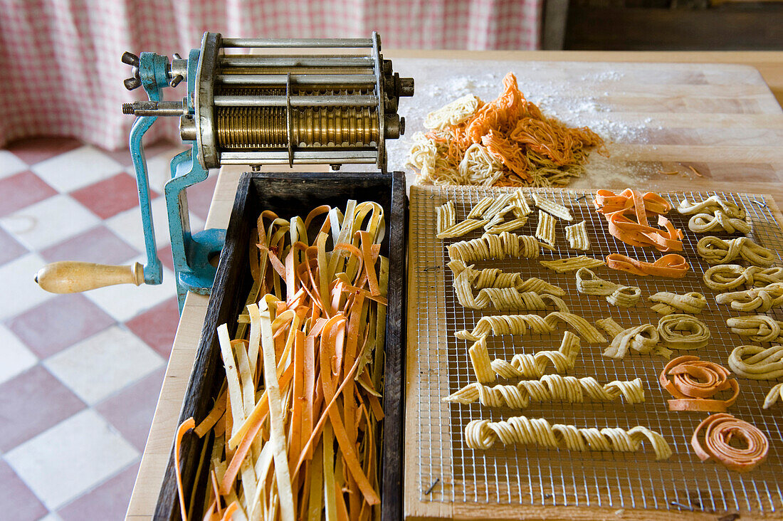 Frischgemachte Nudeln, Pasta mit Nudelmaschine, Selbstgemachtes