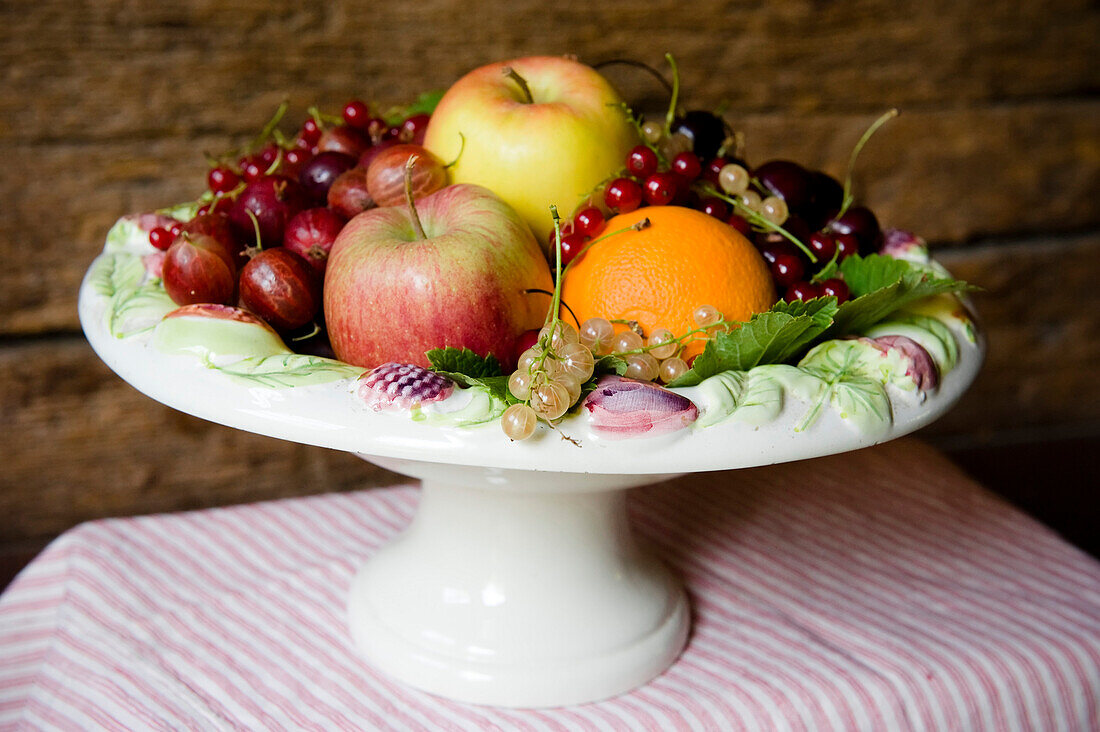 Obstschale mit Äpfel, Orangen und Rote Johannisbeeren, Obst