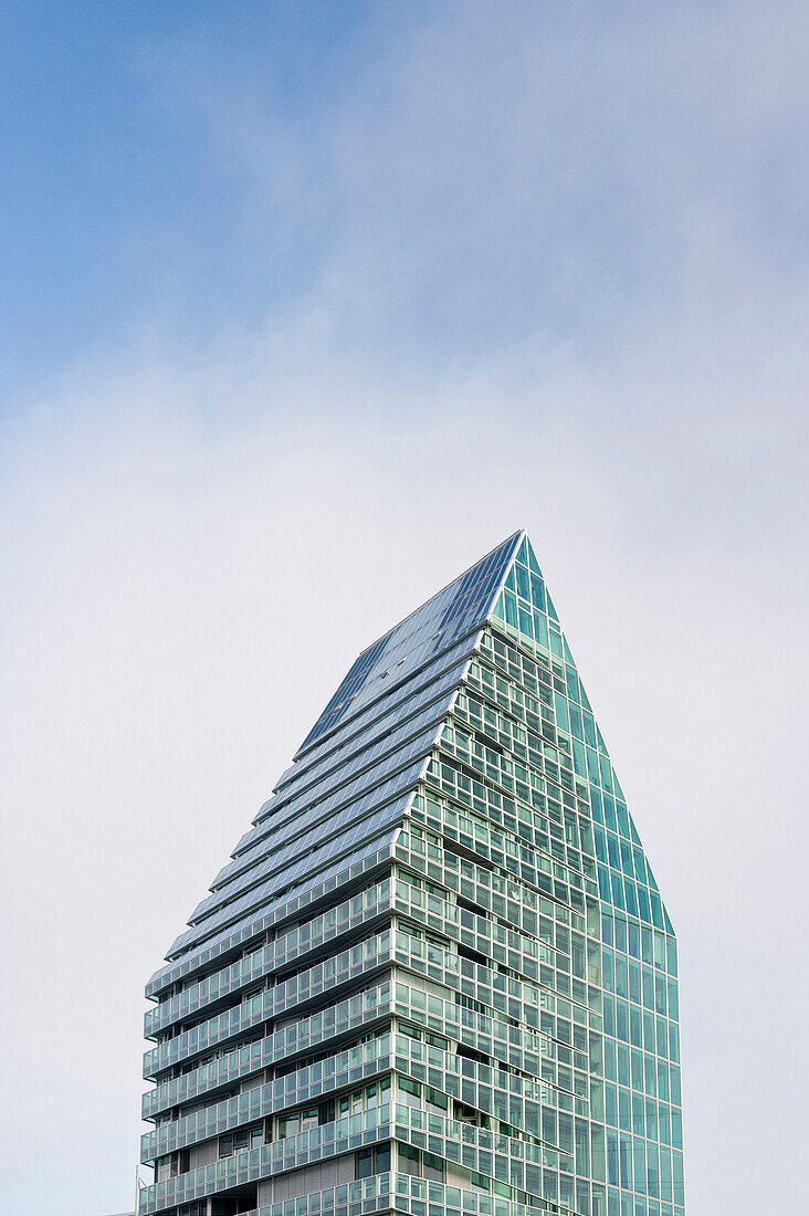 St. Jakob Turm unter Wolkenhimmel, Architekten Herzog & de Meuron, Basel, Schweiz, Europa