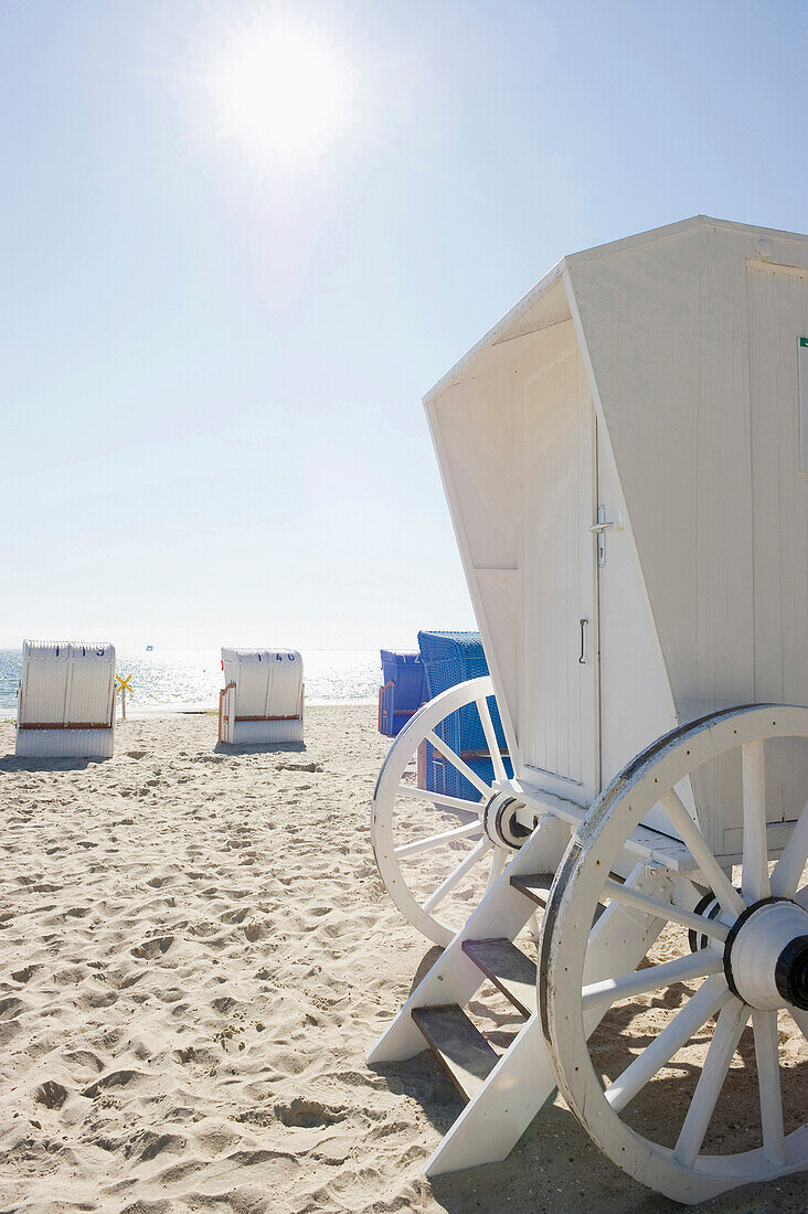 Historischer Umkleidewagen und Strandkörbe am Strand, Wyk, Föhr, Nordfriesland, Schleswig-Holstein, Deutschland, Europa