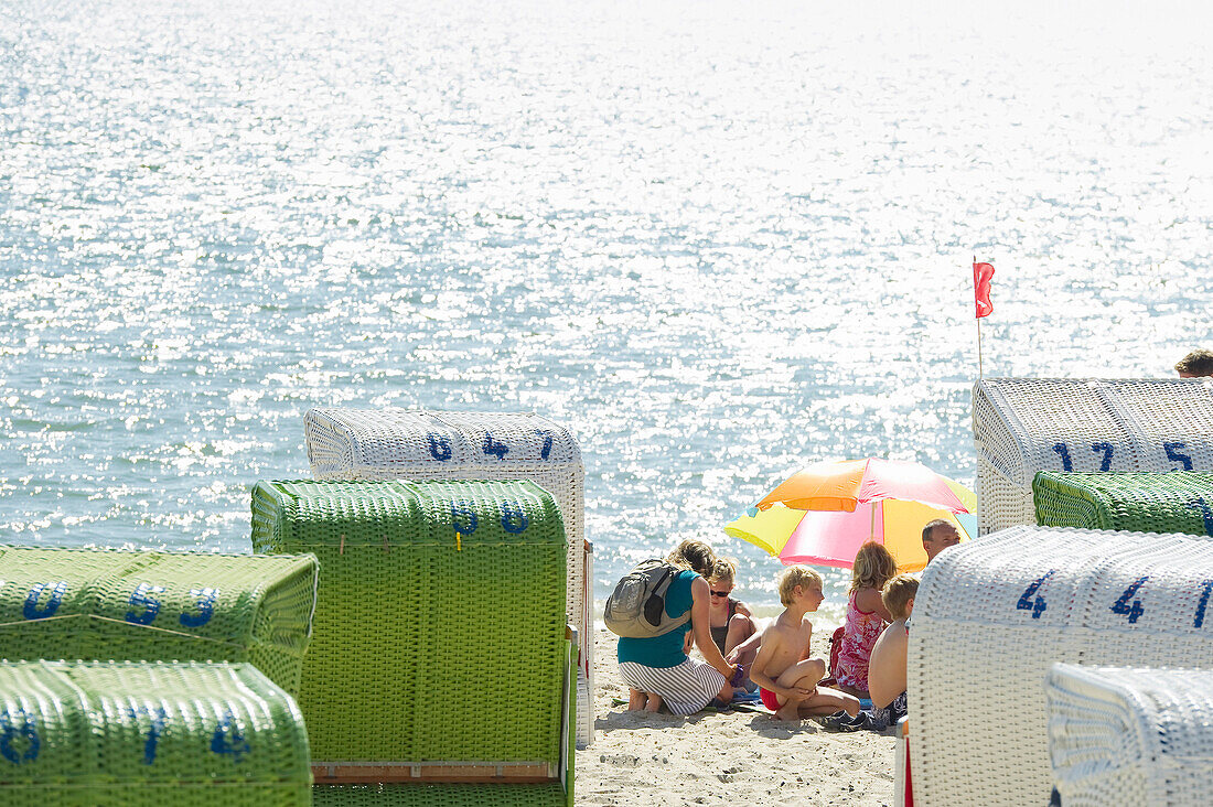 Bunte Strandkörbe und Kinder am Strand, Wyk, Föhr, Nordfriesland, Schleswig-Holstein, Deutschland, Europa