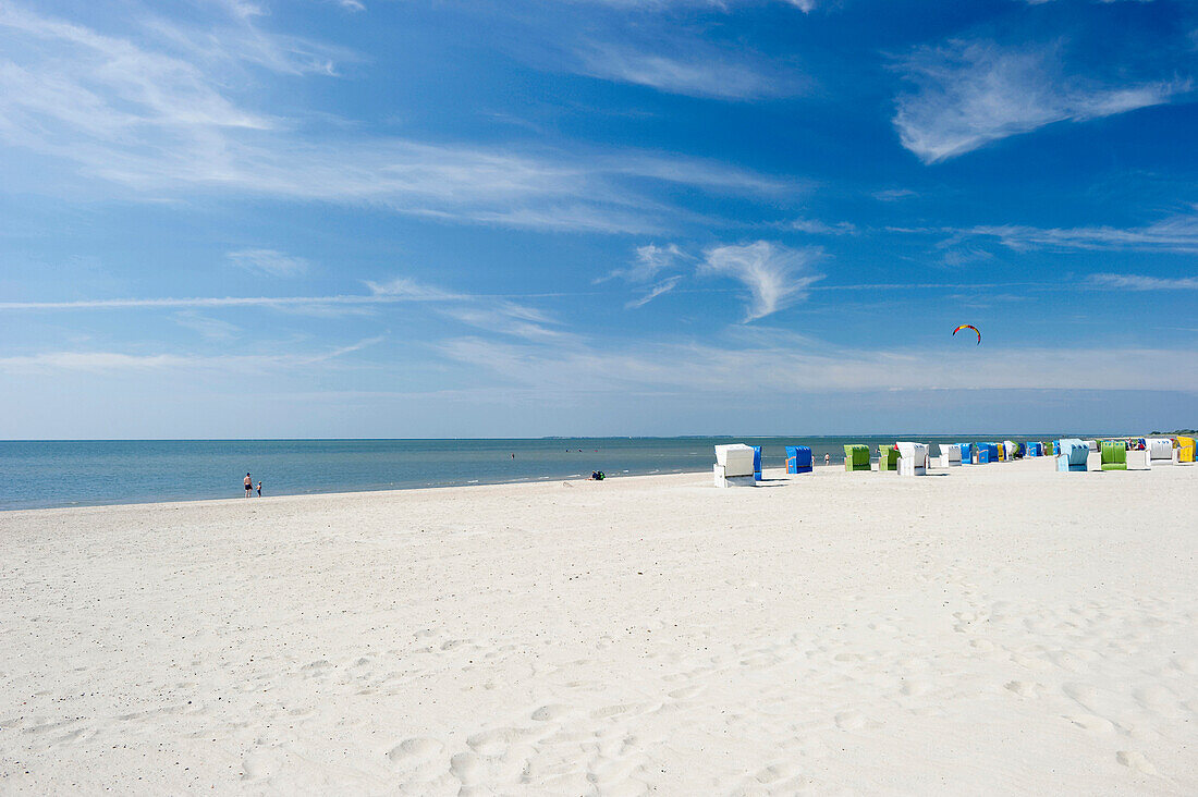 Bunte Strandkörbe am Strand, Wyk, Föhr, Nordfriesland, Schleswig-Holstein, Deutschland, Europa