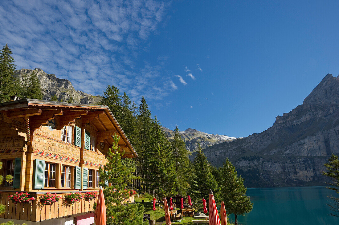 Chalet am Oeschinensee im Sonnenlicht, Kandersteg, Berner Oberland, Kanton Bern, Schweiz, Europa