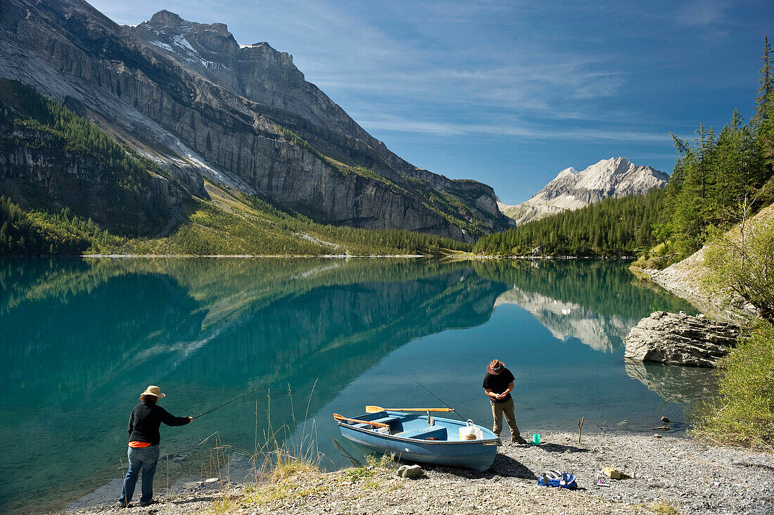 Angler am Oeschinensee, Kandersteg, Berner Oberland, Kanton Bern, Schweiz, Europa