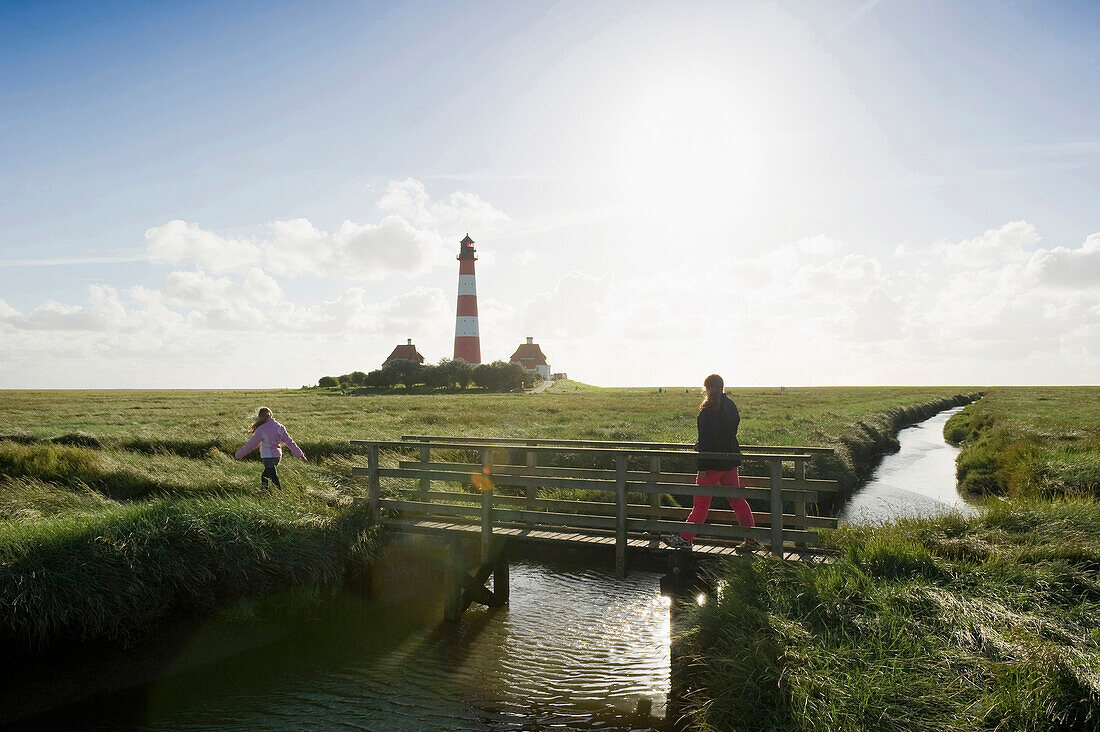 Leuchtturm Westerheversand im Gegenlicht, Westerhever, Halbinsel Eiderstedt, Nationalpark Schleswig-Holsteinisches Wattenmeer, Nordfriesland, Schleswig-Holstein, Deutschland, Europa