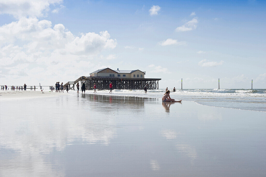 Pfahlbauten am Strand von St Peter-Ording, Halbinsel Eiderstedt, Nationalpark Schleswig-Holsteinisches Wattenmeer, Nordfriesland, Schleswig-Holstein, Deutschland, Europa