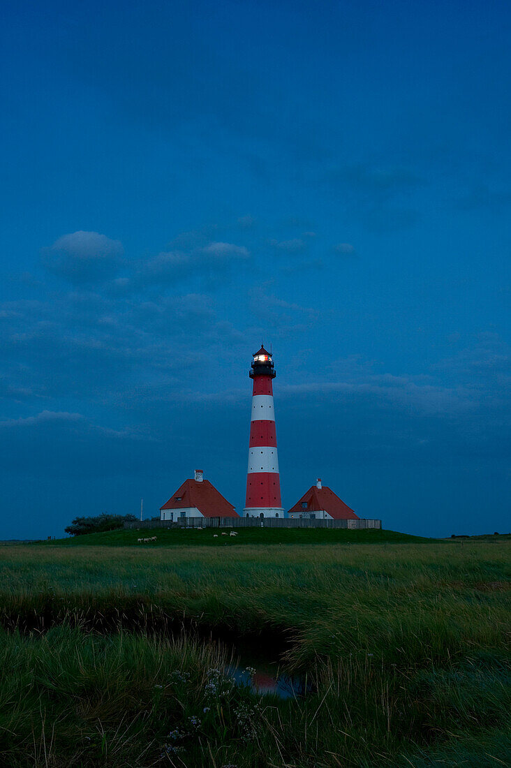 Leuchtturm Westerheversand bei Nacht, Westerhever, Halbinsel Eiderstedt, Nationalpark Schleswig-Holsteinisches Wattenmeer, Nordfriesland, Schleswig-Holstein, Deutschland, Europa