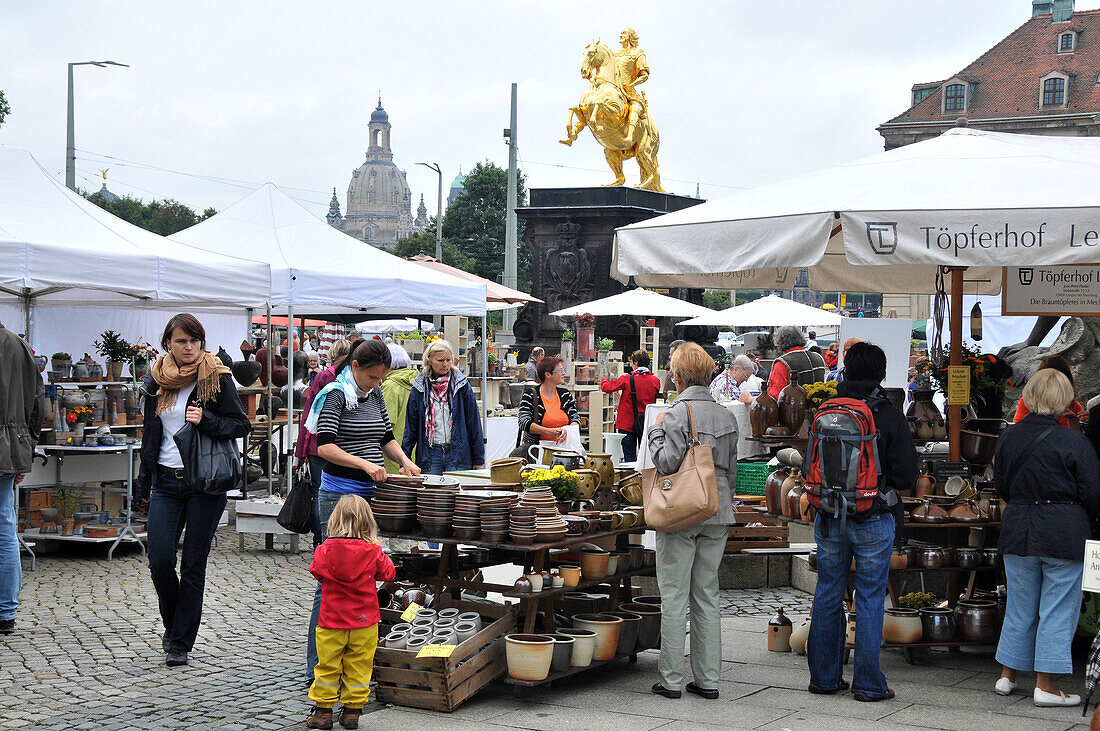 Töpfermarkt am Goldenen Reiter in der Neustadt, Dresden, Sachsen, Deutschland, Europa
