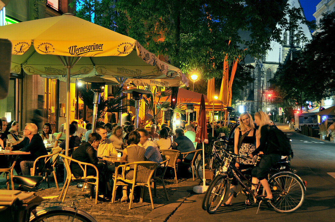 Strassencafes im Schauspielviertel am Abend, Leipzig, Sachsen, Deutschland, Europa