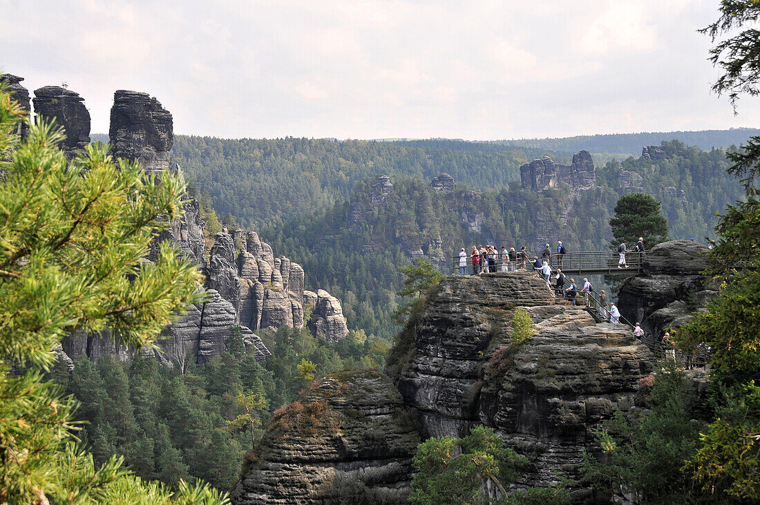 Menschen an einem Aussichtspunkt in der Bastei, Sächsische Schweiz, Sachsen, Deutschland, Europa