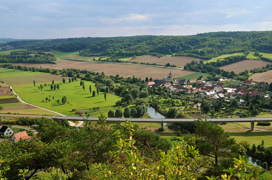 Blick auf idyllische Landschaft und Nißmitz, Stadtteil von Freyburg an der Unstrut, Sachsen-Anhalt, Deutschland, Europa