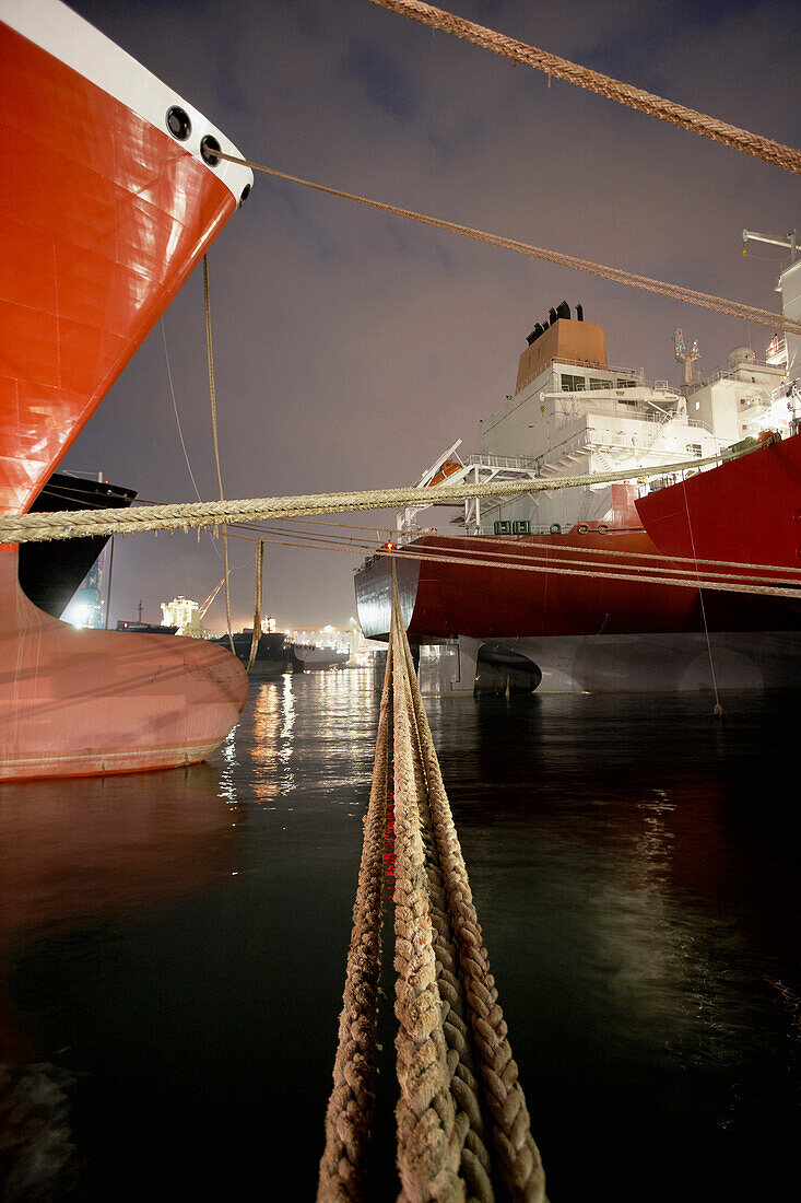 Containerschiffe mit Tauen am Kai der Hyundai Heavy Industries (HHI) Werft, Ulsan, Südkorea