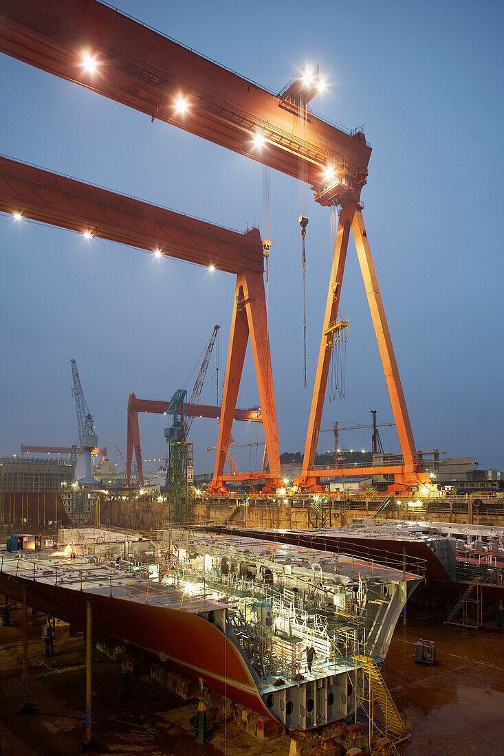 Einblick in Trockendocks am Abend, weltgrößte Werft Hyundai Heavy Industries, HHI, in Ulsan, Südkorea, Asien