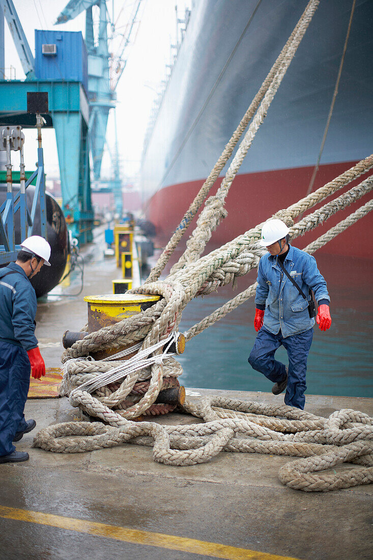 Arbeiter an der Kaimauer der weltgrößten Schiffswerft, Hyundai Heavy Industries (HHI) Werft, Ulsan, Südkorea