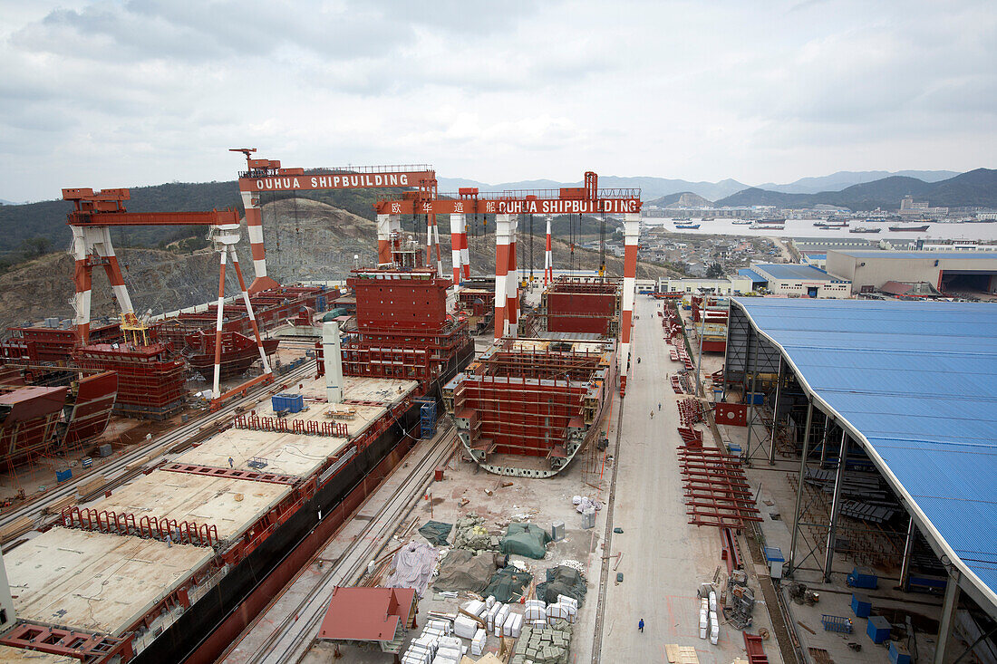 Aufsicht auf Baudocks der Ouhua Werft in Zhoushan, Zhejiang Provinz, China