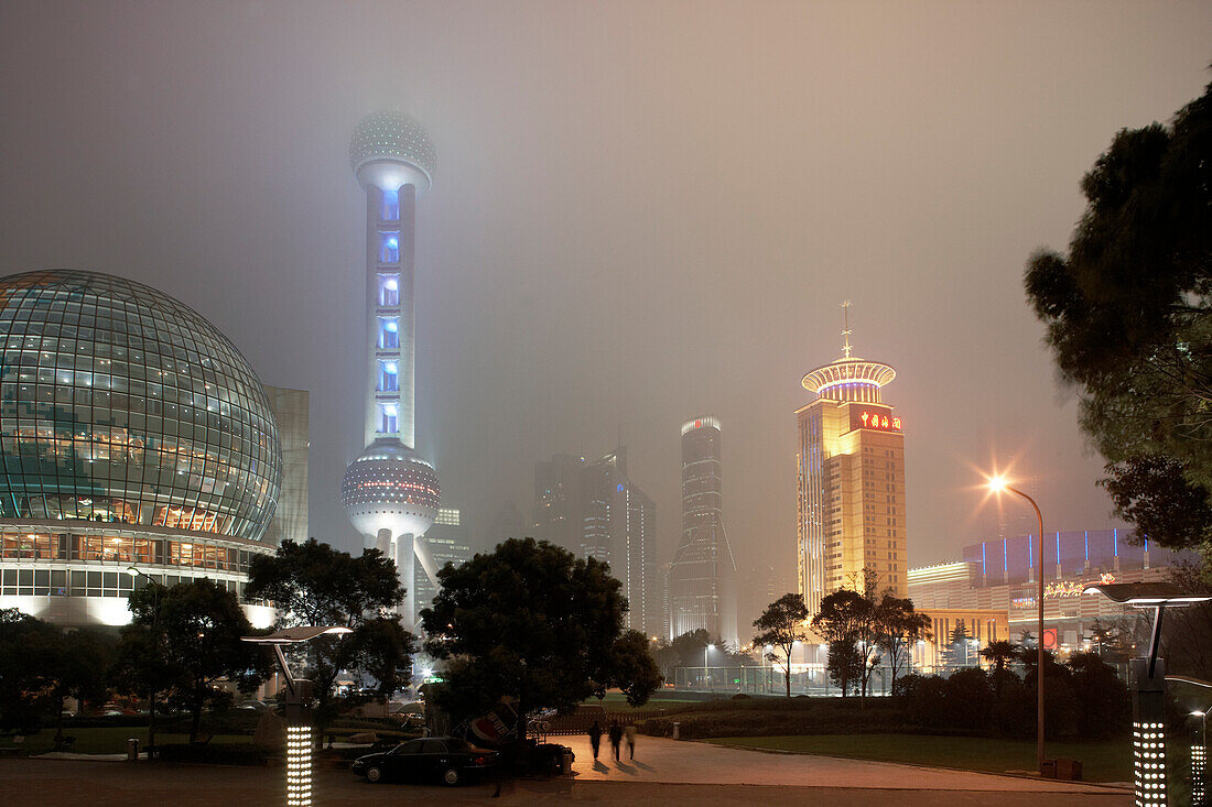 Platz im Distrikt Pudong mit Oriental Pearl Tower und Oriental Riverside Hotel, Sonderwirtschaftszone, Shanghai, China