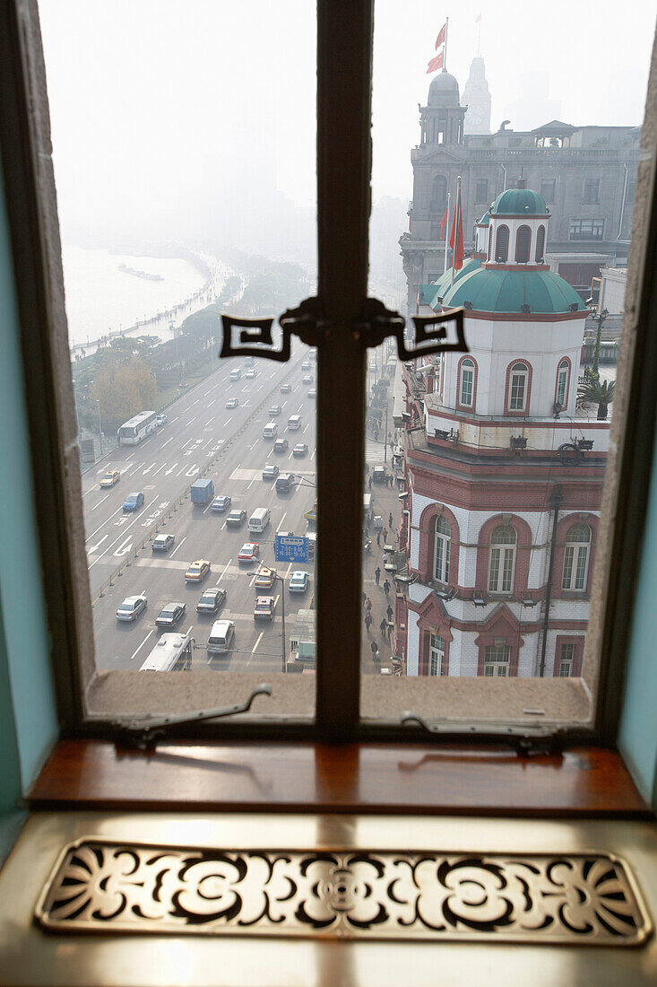 Blick aus dem Fenster des Fairmont Peace Hotel auf Nanjing Road mit The Bund am Huangpu Fluss, Shanghai, China