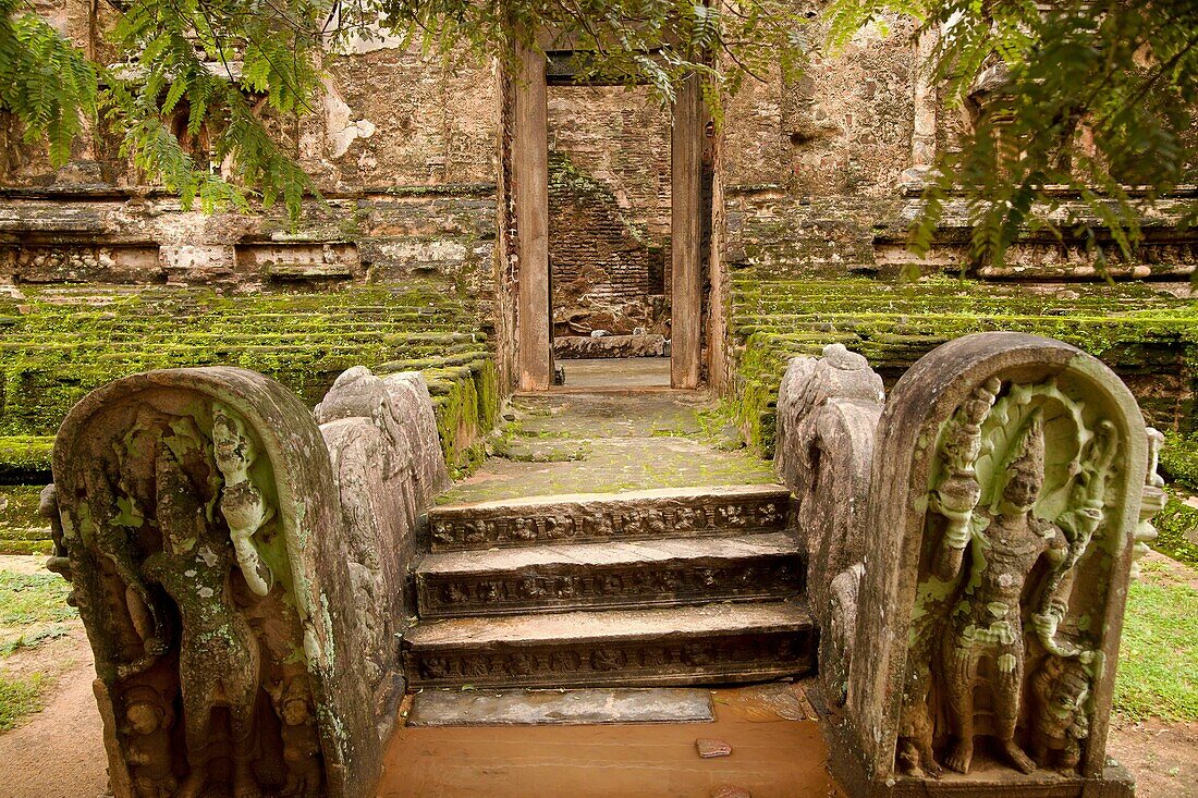 guards statue at the entrance to the ruins of the giant Lankatilaka Temple, Polonnaruwa, UNESCO World Heritage Site, Sri Lanka, Asia