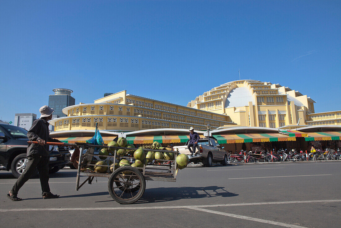 Great market hall of central market Zentralmarktes Psar Thmei, Phnom Penh. Capital of, Cambodia, Asia