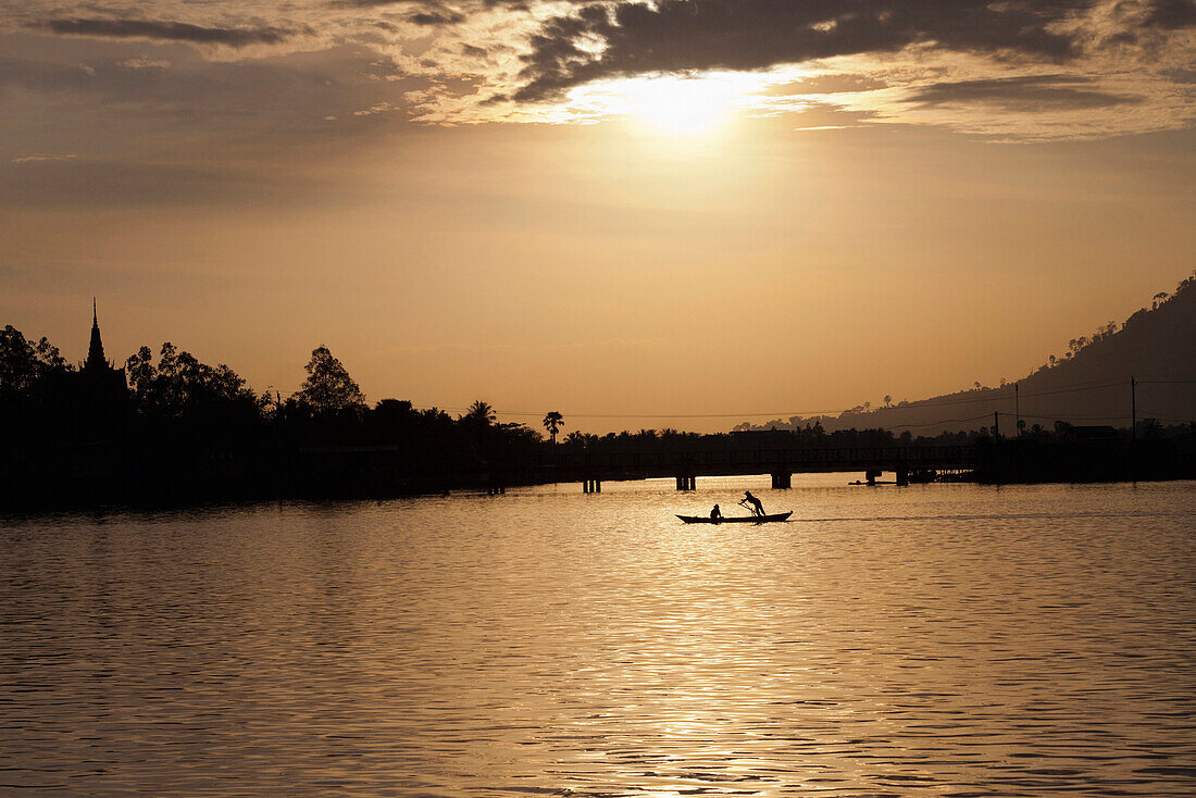 Boot beim Sonnenuntergang in Kampot am Fluss Teuk Chhou auch Prek Thom Fluss, Provinz Kampot, Kambodscha, Asien