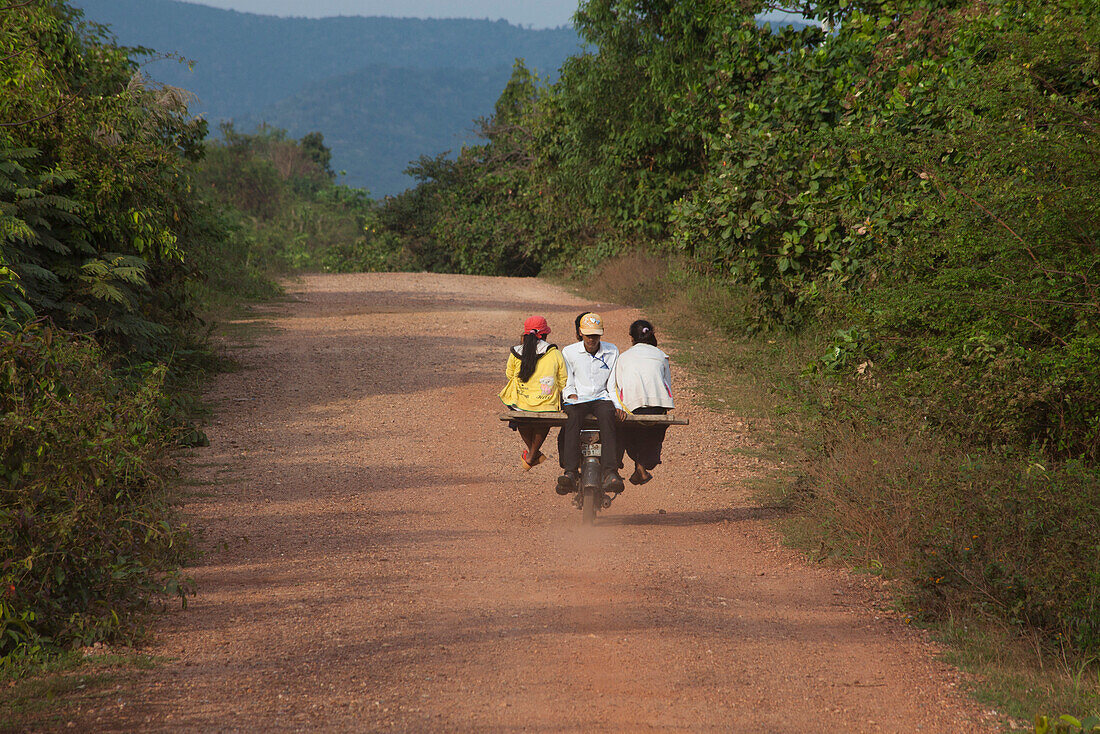 Jugendliche auf einem Moped in der Provinz Kampot, Kambodscha, Asien
