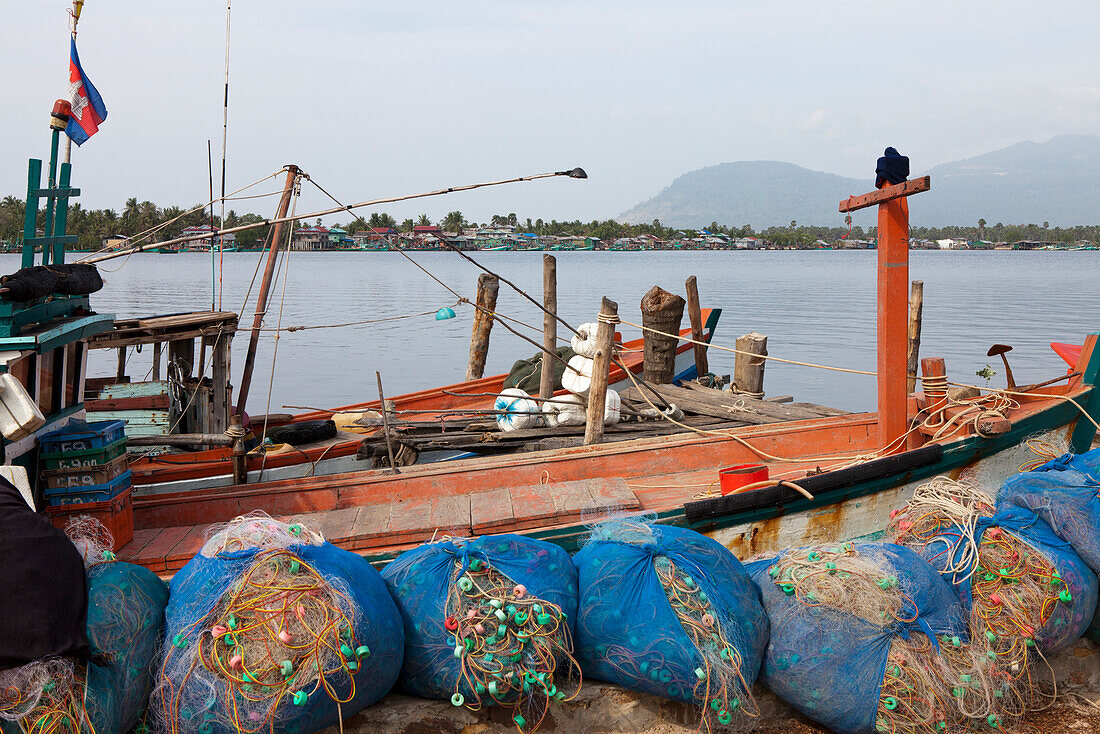 Fischerboote in Kampot am Fluss Teuk Chhou auch Prek Thom Fluss, Provinz Kampot, Kambodscha, Asien