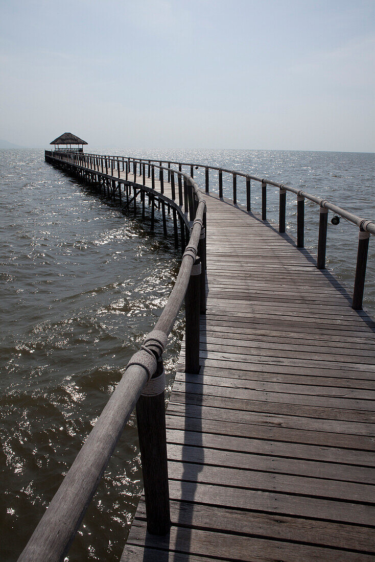 Steg eines Hotels und Resorts an der Küste der Provinz Kampot, Kambodscha, Asien