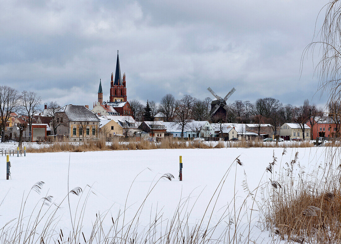 Havel, Inselstadt Werder mit der Heilig-Geist-Kirche und der Mühle im Winter, Werder Havel, Land Brandenburg, Deutschland, Europa