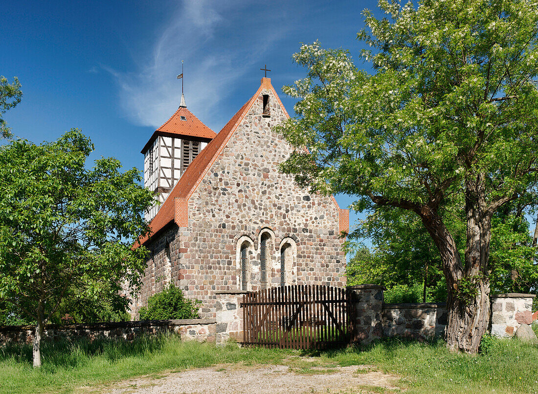 Feldsteinkirche unter blauem Himmel, Bertikow, Uckermark, Land Brandenburg, Deutschland, Europa