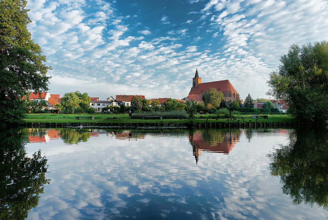 Blick über die Spree auf die Marienkirche, Beeskow, Land Brandenburg, Deutschland, Europa