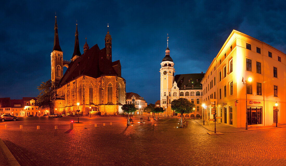 Blick auf Markt, Jakobskirche und Rathaus bei Nacht, Köthen, Sachsen-Anhalt, Deutschland, Europa