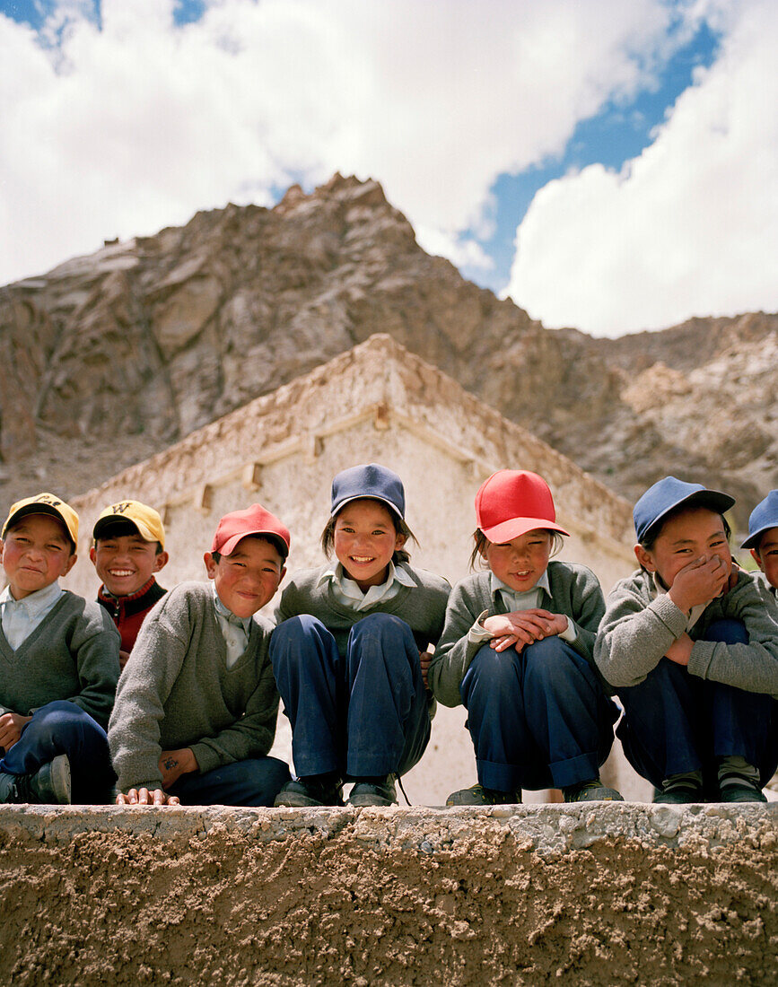 Schulkinder vor ihrer Schule, nahe des Kloster Thagchokling, im Dorf Ney, westl. Leh, Ladakh, Jammu und Kashmir, Indien