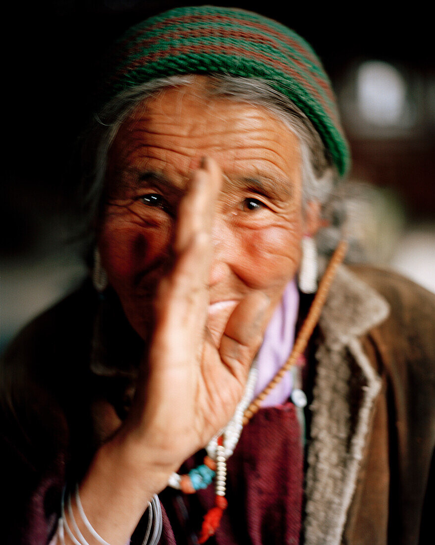 Bäuerin grüßt Julee, Oma 72 jährig der Familie Tsemopa, in Ney am Kloster Thagchokling, Ladakh, Ladakh, Jammu und Kashmir, Indien