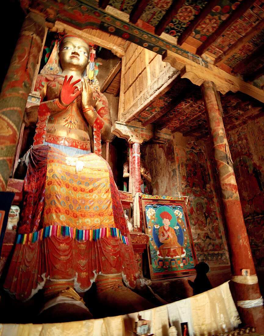 4 stöckige Buddhafigur aus dem 14 Jahrhundert, Maitreya Tempel im Basgo Palace, ehemalige Königspalast, Unesco Weltkulturerbe, am Indus Tal, Ladakh, Jammu und Kashmir, Indien