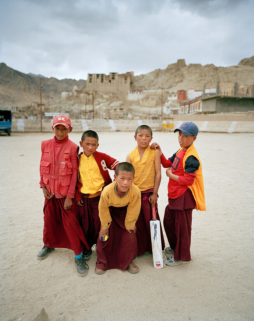 Jun-Juns, sehr junge Mönche spielen Cricket auf dem Poloplatz, Zentrum von Leh, unter Royal Palace, Leh, Ladakh, Jammu und Kashmir, Indien