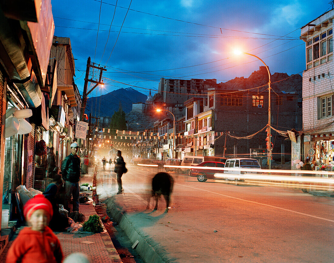Hauptstraße im Zentrum, Main Bazar mit Gemüse verkaufenden Bäuerinnen, unter Royal Palace, Leh, Ladakh, Jammu und Kashmir, Indien