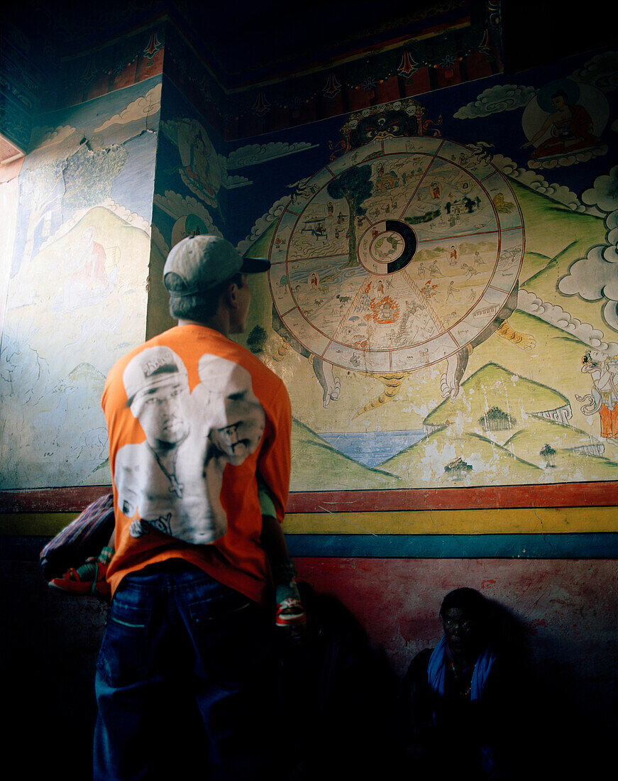 Rad des Lebens, Besucher am Eingang zum Andachtsraum , jährliches Hemis Gonpa Festival im Kloster Hemis, südöstlich Leh, Ladakh, Jammu und Kashmir, Indien