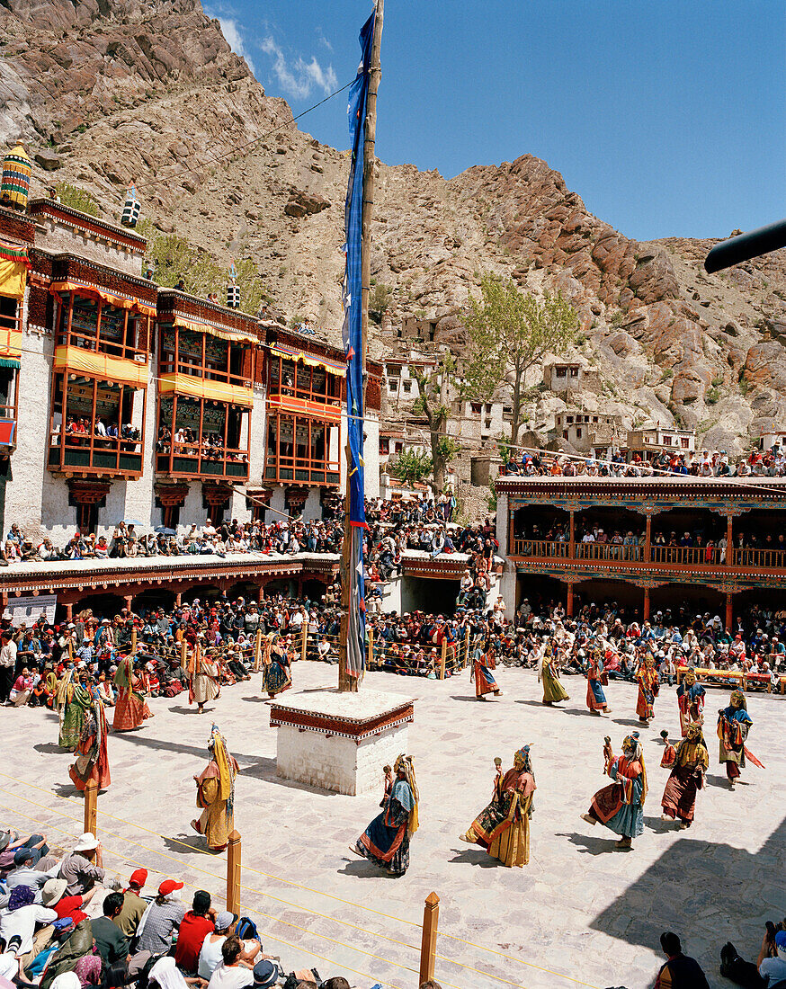 Maskentanz im Innenhof beim jährlichen Hemis Gonpa Festival im Kloster Hemis, südöstlich Leh, Ladakh, Jammu und Kashmir, Indien