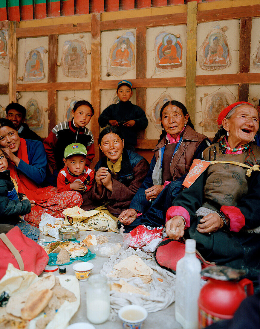Familien aus nahen Dörfern essen im Innenhof, Hemis Festival, Kloster Hemis, südöstlich Leh, Ladakh, Jammu und Kashmir, Indien