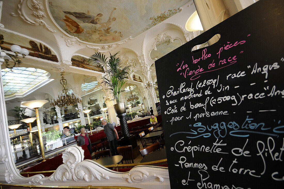Innenansicht des Grand Café in Moulins, Bourbonnais, Auvergne, Frankreich, Europa
