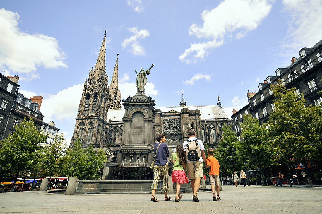 Menschen und Brunnen vor der Kathedrale, Clermont Ferrand, Auvergne, Frankreich, Europa