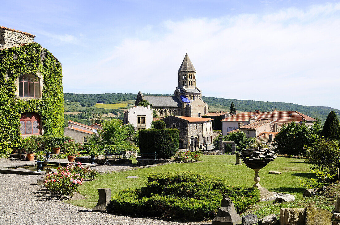 Romanische Kirche im Dorf St. Saturnin, Vulkan Auvergne, Frankreich, Europa