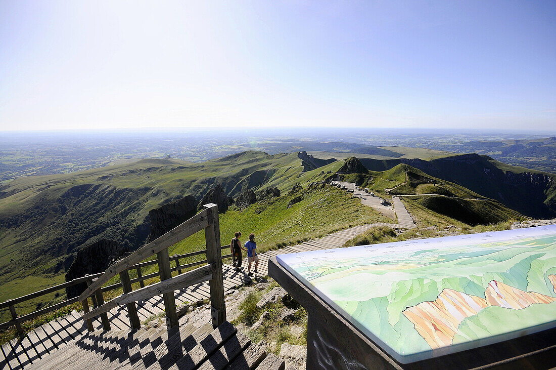 Menschen auf dem Vulkan Puy de Sancy, Monts Dore, Vulkan Auvergne, Frankreich, Europa